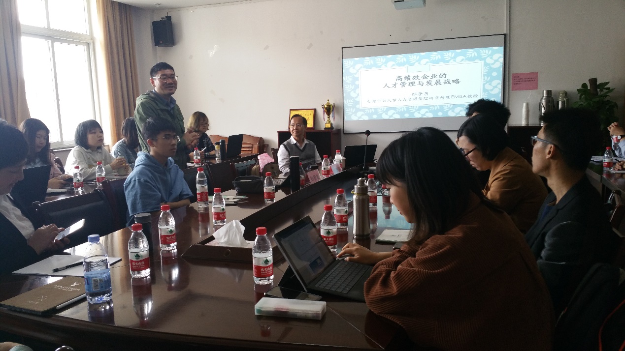 图片包含 室内, 人员, 墙壁, 餐桌已生成极高可信度的说明