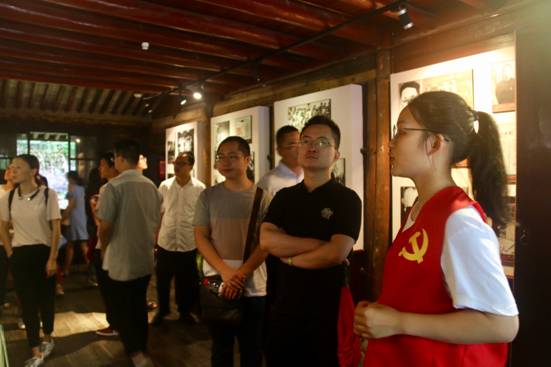 ”追寻革命印迹，情系红色鄞州“糖心视频
寻迹小分队-故居讲解